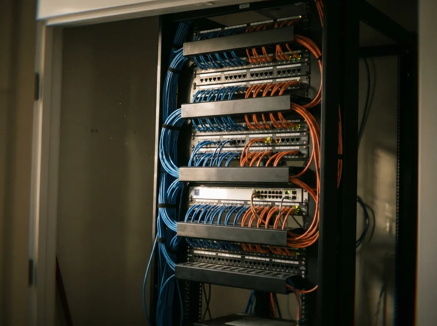 Clean structured cabling in commercial network rack